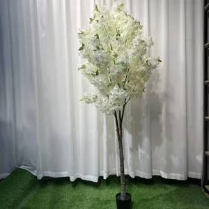 Künstlicher weißer Kirschblütenbaum Detail für Hochzeitsdekoration und Innendisplay.