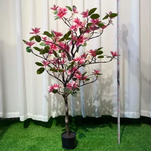 Kunstmatige magnolia boom potplant roze bloem interieur decoratie bruiloft achtergrond