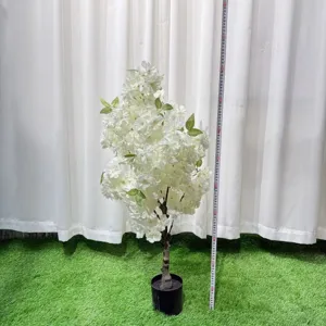 Künstlicher weißer Kirschblütenbaum im Topf, Detailansicht für Hochzeits- und Heimdeko.