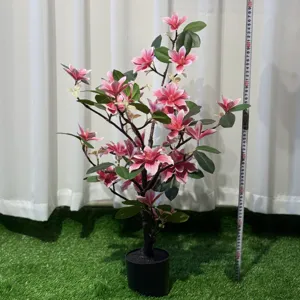 Mooie kunstmatige magnolia bloem potplant voor binnenhuisdecoratie en mooie display.