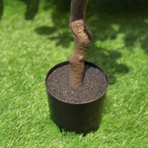 Kunstplant pot detail met gesimuleerde boomstam en zwarte basis voor binnenhuisdecoratie.
