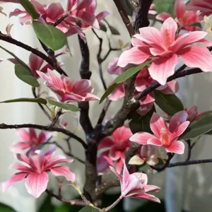 Close-up van kunstmatige roze magnolia bloementakken, ideaal voor huisdecoratie.