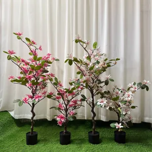 Kunstmatige magnolia potplant voor binnen woonkamer decoratie en bruiloft achtergrond.