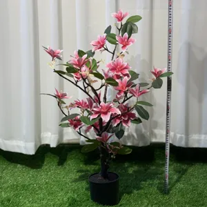 Kunstmatig magnolia bloem in pot plant voor thuis decoratie en indoor huwelijk decor.