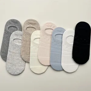 Detailansicht atmungsaktiver Mesh-Socken mit flachem Schnitt in verschiedenen Farben.
