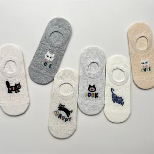 Cute cartoon cat breathable shallow invisible socks, low-cut cotton boat socks for spring and summer.