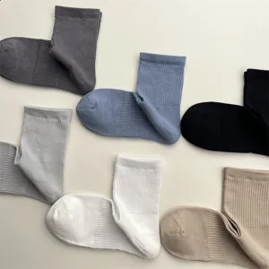 Detailaufnahme einfarbiger, atmungsaktiver Baumwoll-Socken in verschiedenen Farben.