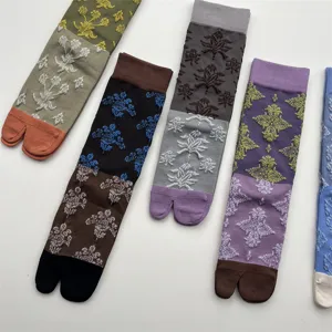 Gros plan sur les détails des chaussettes japonaises rétro à motifs floraux en relief.