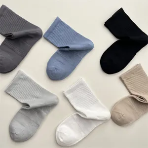 Detailaufnahme von atmungsaktiven Baumwoll-Mittelsocken für Herren mit feiner Netzstruktur.