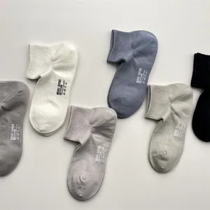 Vue détaillée de chaussettes courtes pour hommes en coton respirant uni pour le sport.