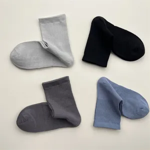 Frühling atmungsaktive Baumwoll-Netzsocken für Herren, einfarbige minimalistische Sportsocken.