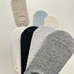 Nahaufnahme von atmungsaktiven Netz-Sneakersocken für Damen in verschiedenen Farben.