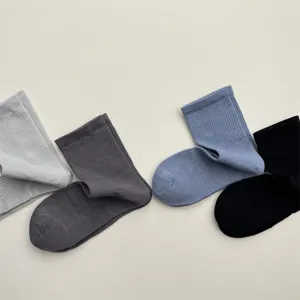 Nahaufnahme einfarbiger Baumwollsocken, atmungsaktive Rippstrick-Textur, weich und bequem.