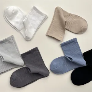 Detailansicht atmungsaktiver einfarbiger Mittelsocken mit Mesh-Design und Rippbündchen.