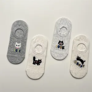 Details of cute cat embroidered shallow invisible socks, breathable summer thin boat socks.