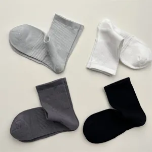 Atmungsaktive einfarbige Baumwoll-Mittelwaden-Socken für Herren in schlichtem und vielseitigem Stil.
