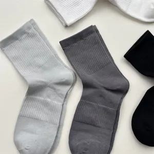 Detailansicht atmungsaktiver Mesh-Baumwoll-Wadensocken in vielseitigen Unifarben.