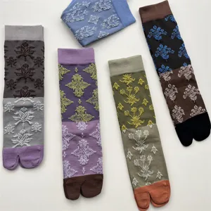 Détails de chaussettes tabi rétro japonaises à motif floral gaufré en coton multicolore.
