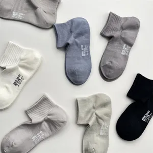 Gros plan de chaussettes unies en coton montrant une texture en maille et des coutures.
