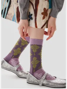 Chaussettes mi-mollet femme rétro fleurs gaufrées en coton design bloc de couleur artistique.