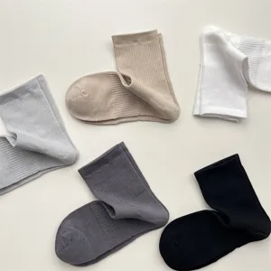 Detailansicht von atmungsaktiven Baumwoll-Mittelsocken in Unifarben für den täglichen Komfort.
