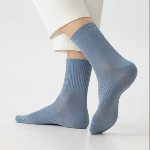 Nahaufnahme von atmungsaktiven Herren Socken in Blau mit Netzmuster für Sport und Freizeit.