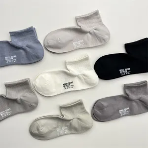Vue détaillée de chaussettes courtes pour hommes en mesh respirant aux coloris unis variés.