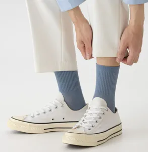 Detailansicht einfarbiger Herren Rippen-Socken kombiniert mit Freizeitschuhen, weicher Baumwolle.