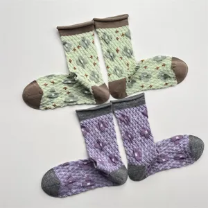 Retro relief floral contrast color roll-cuff mid-tube socks comfortable cotton socks