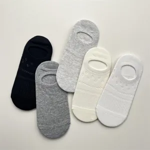 Detailaufnahme atmungsaktiver Mesh-Füßlinge in verschiedenen klassischen Farben für Damen.