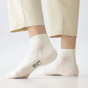 Vue détaillée de chaussettes courtes en coton mesh respirant pour homme en beige.