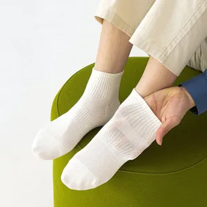 Détail de chaussettes courtes blanches respirantes en mesh pour hommes en coton doux confort.