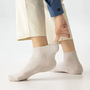 Vue détaillée de chaussettes courtes pour hommes en coton beige respirant.