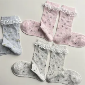 Vue détaillée de chaussettes mi-basses en mesh floral mignon avec volants en dentelle.