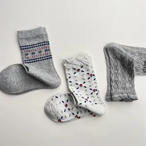 Primer plano de calcetines medios para mujer estilo coreano con flores y trenzas para el invierno.