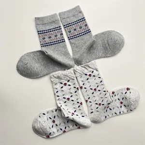 Vista detallada de calcetines de mujer bonitos con patrón floral en algodón suave.