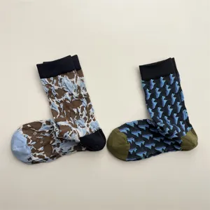 Chaussettes mi-hautes tendance pour femmes avec texture tricotée et motifs géométriques.