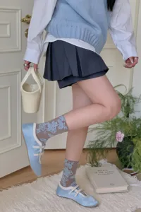 Calzini medi con fiori carini da donna, stile coreano in cotone goffrato per autunno.