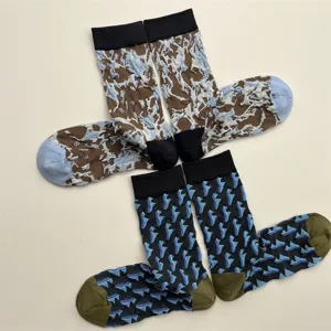 Chaussettes mi-hautes tendance pour femmes avec motifs géométriques texturés 3D pour l'automne.