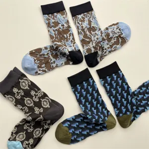 Chaussettes mi-hautes pour femmes au motif texturé unique, parfaites pour l'automne et l'hiver.