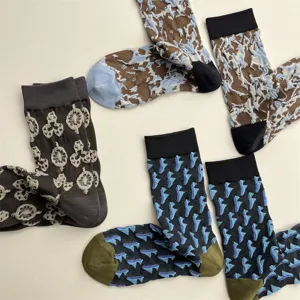 Chaussettes mi-mollet à relief texturé avec motif géométrique irrégulier pour femme automne.