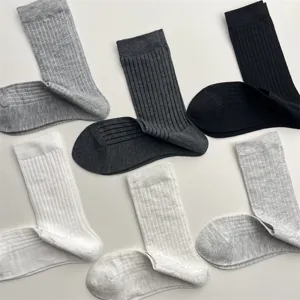 Detailansicht der atmungsaktiven, gerippten Socken aus weichem einfarbigem Stoff.