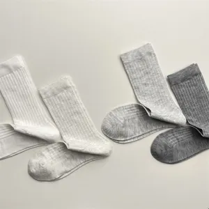 Detailansicht atmungsaktiver gerippter einfarbiger Mittelsocken Frühling und Sommer