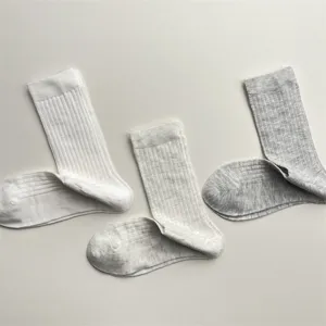 Einfarbige Seidensocken in Wadenlänge, bequemes Rippenstrick-Design für den Alltag.