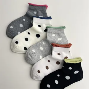 Detalle de calcetines cortos de lunares estilo coreano, calcetines de algodón con dobladillo.