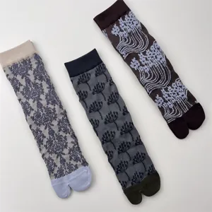 Japanese retro floral embossed split-toe socks, cozy cotton mid-calf socks for women.