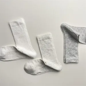 Detailaufnahme von weichen gerippten Baumwoll-Wadensocken in schlichtem Weiß und Grau.