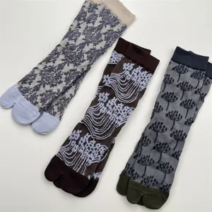 Japanese vintage plant floral relief split-toe socks cotton mid-tube detail view