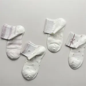 Detailansicht atmungsaktiver Baumwoll-Kurzsocken mit süßen Schleifen, Streifen und Punkten im Sommer.