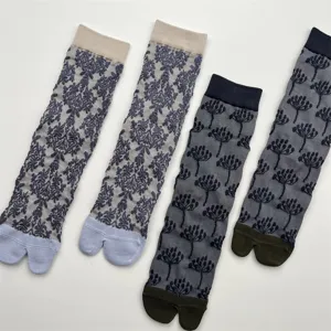 Japanese retro floral embossed tabi socks, unique contrast color mid-calf cotton socks for women.